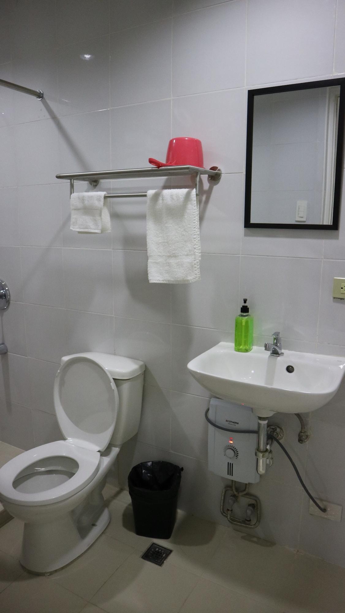 Doniti Suites And Events Place Mandaluyong Esterno foto
