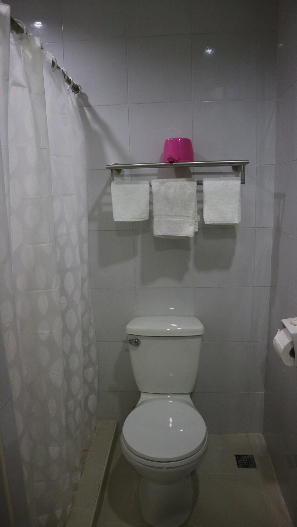 Doniti Suites And Events Place Mandaluyong Esterno foto