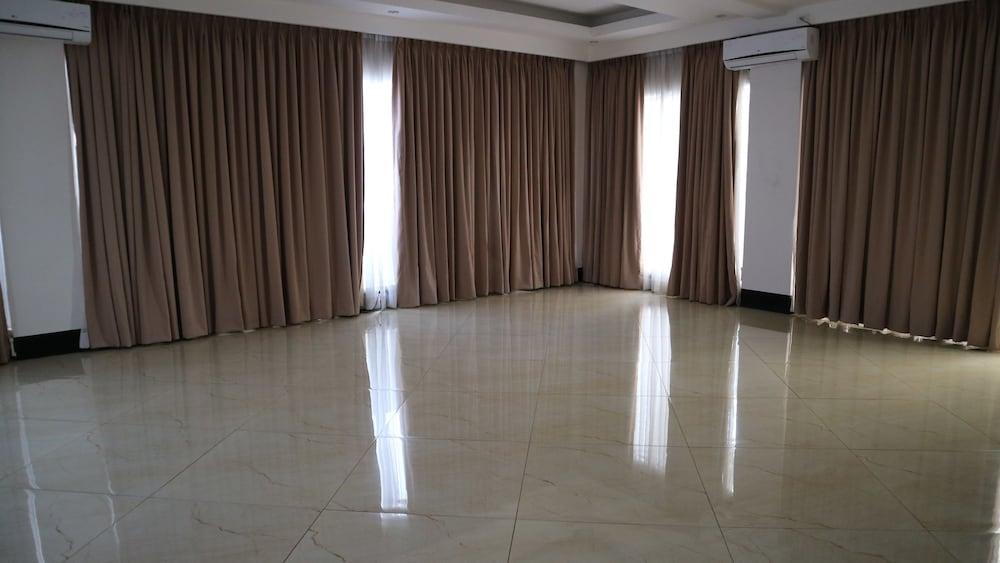 Doniti Suites And Events Place Mandaluyong Esterno foto
